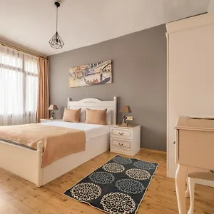 Old Town Deluxe Flats Aparthotel